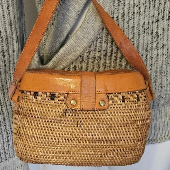 Crossbody Rattan and Leather Bag Made in Bali - Picture 5 of 9